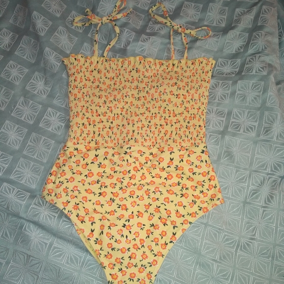 Rustic ruffles one piece bathing suit - Picture 2 of 2
